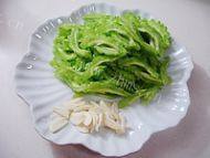 家常菜虾仁炒苦瓜做法图解3)