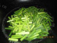 「DIY美食」蒜薹炒肉做法图解3)