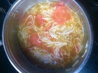 美味的金针菇番茄汤做法图解5)