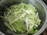 家常菜肉片炒西芹做法图解5)
