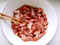 鲜美可口的小酥肉蒸碗做法图解3)
