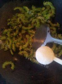 家常菜梅干菜炒苦瓜做法图解9)