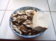 简单的香菇豆腐汤做法图解1)