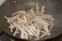 家常菜茶树菇炒肉做法图解4)