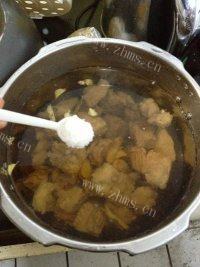 美味的番茄玉米排骨汤做法图解5)