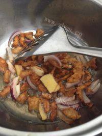 家常菜酥肉闷茄子做法图解2)