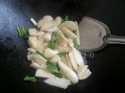 美味的山药肉片做法图解5)