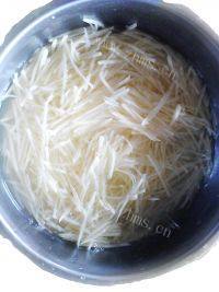 家常菜炝土豆丝做法图解2)