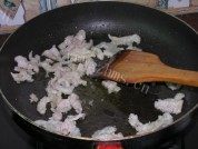 色味俱全的木耳炒胡萝卜做法图解3)