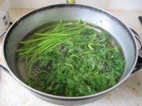 秀色可餐的凉拌茼蒿做法图解3)