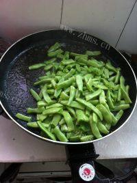 诱人的猪肉炒豆角做法图解6)