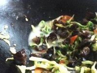 家常菜西兰花炒木耳做法图解6)
