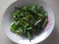 蒜苗炒豆芽做法图解2)