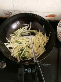 色味俱佳的青椒土豆丝做法图解3)