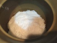 美味的腊味排骨煲仔饭做法图解6)