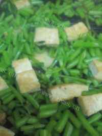 色泽不错的茼蒿炒豆腐
