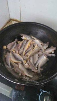 口感饱满的炸黄花鱼做法图解3)