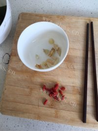 滋补的海带炖猪手排骨做法图解6)