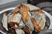 美味的酥香带鱼做法图解4)