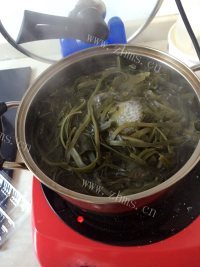 家常菜凉拌海带丝做法图解1)