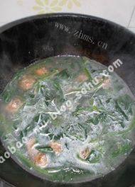 美味的菠菜肉丸粉丝汤