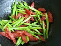 家常菜腊肠炒芦笋做法图解6)