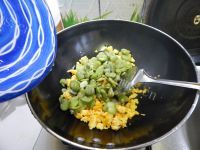 色香味俱全的蚕豆炒鸡蛋做法图解5)
