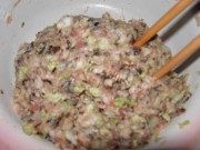 美味的香菇白菜猪肉煎饺做法图解3)