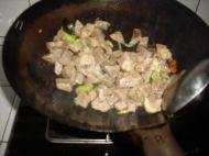 美味的牛肉烧土豆做法图解3)
