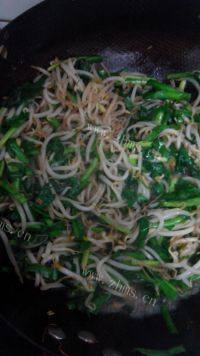 家常菜韭菜炒绿豆芽