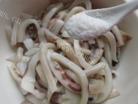 油而不腻的孜然鱿鱼做法图解3)