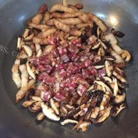 美味的香菇腊肠焖饭做法图解7)