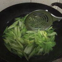 自己做的芹菜炒粉