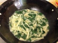 美味的豆角叶烩凉皮做法图解7)