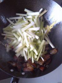 家常菜腊肉炒芹菜做法图解7)