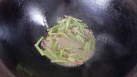 家常菜芹菜炒肉丝做法图解6)