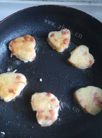 咸香的火腿土豆鸡蛋饼做法图解9)