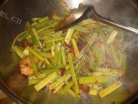 「家有大厨」芹菜炒肉做法图解5)