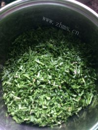 美味的韭菜鸡蛋菜卷做法图解3)