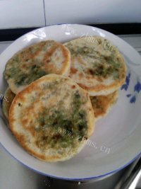 可口的韭菜馅饼做法图解6)