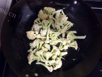 好吃的香肠烧菜花做法图解3)