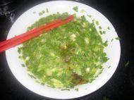蒜苗鸡蛋饼做法图解3)