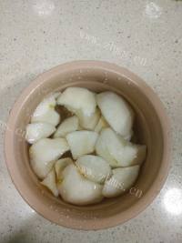 爱喝椰片雪梨糖水做法图解3)