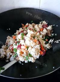 可口的腊肠芋头炒饭做法图解12)