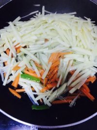 鲜美可口的酸辣土豆丝做法图解3)
