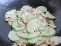 回味无穷的虾仁炒西葫芦