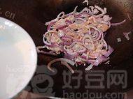 家常的洋葱炒鸡肉做法图解8)