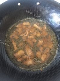 质嫩爽口的金针菇炒肉做法图解6)