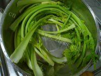 简易的猪肉芹菜水饺做法图解1)
