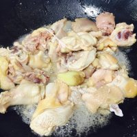 质嫩爽口的土豆炖鸡块做法图解4)
